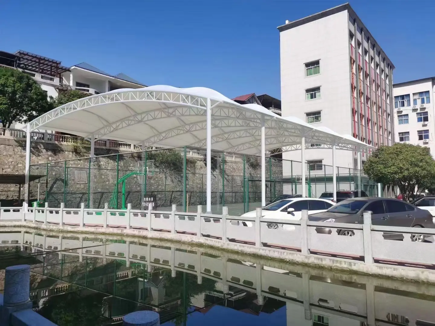 贵州碧江园区停车棚总在漏水生锈？源头膜结构厂家：按本地气候选材，避开三大坑